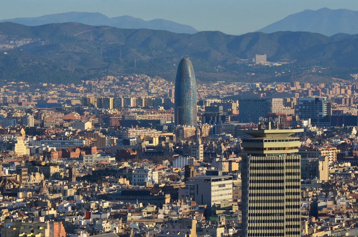 Blick vom Montjuïc auf den Torre Agbar