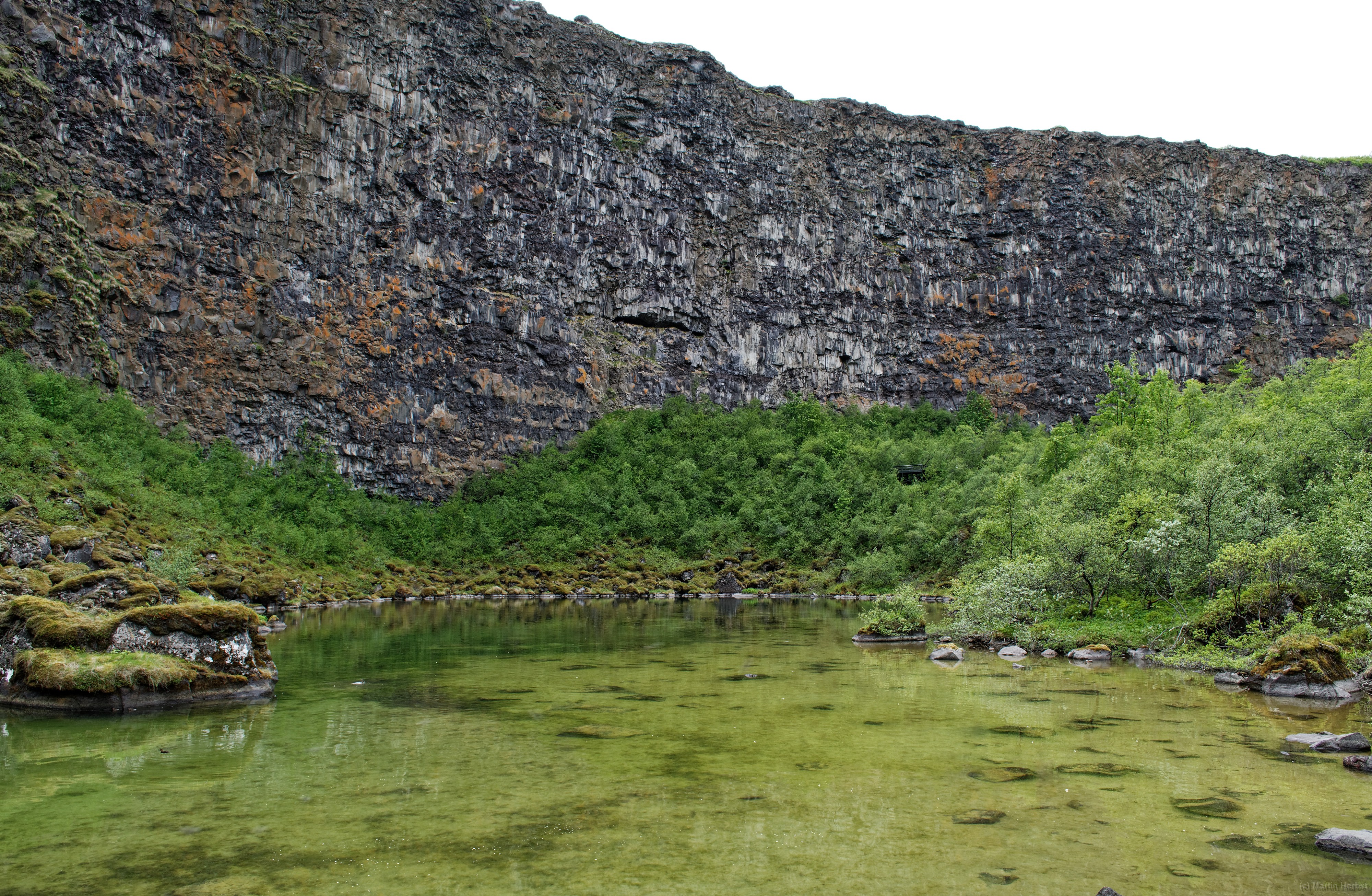 In der Schlucht Asbyrgi Asbyrgi ist eine hufeisenförmige Schlucht im Jökulsárgljúfur-Nationalpark