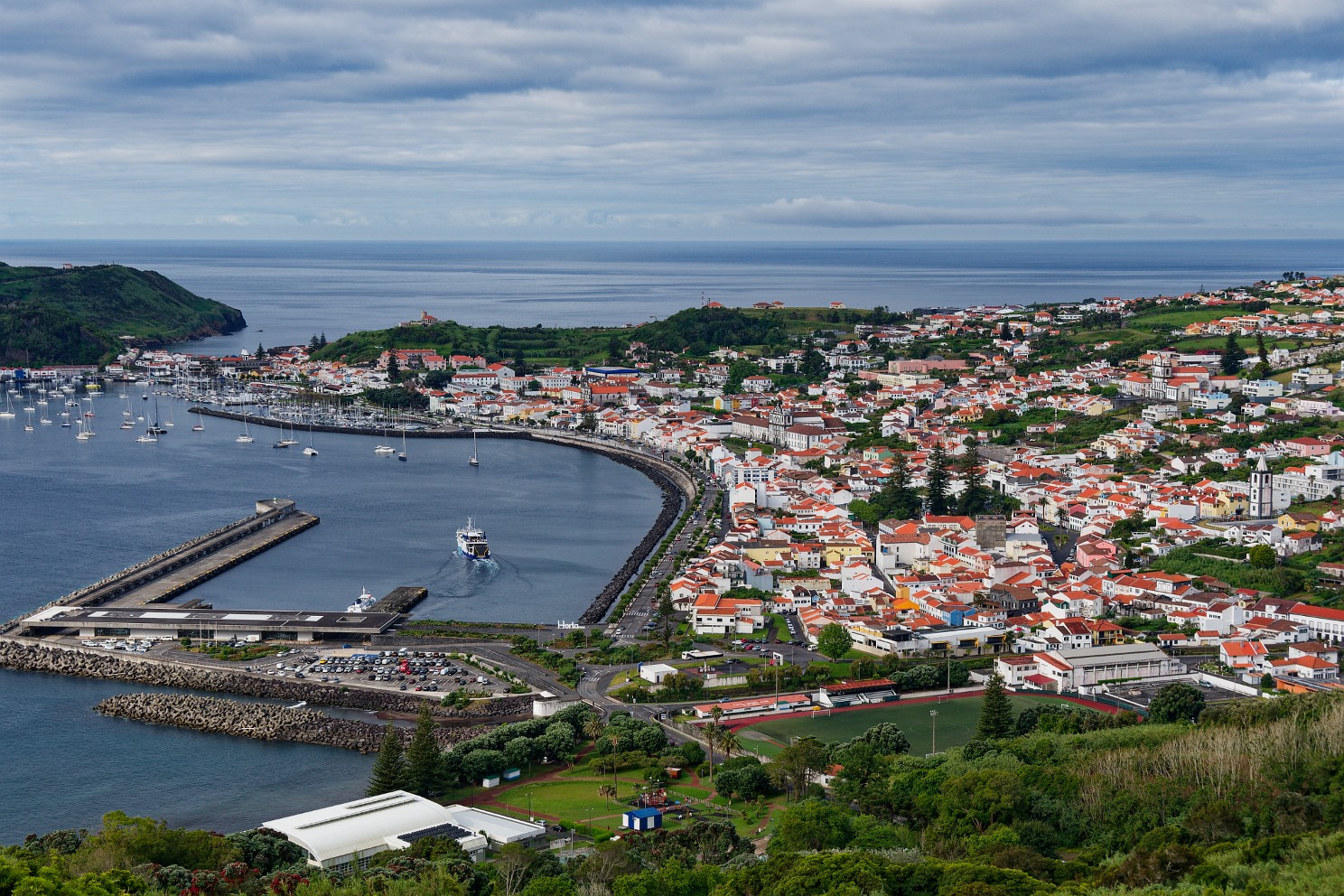 Faial: Blick auf den Hafen von Horta